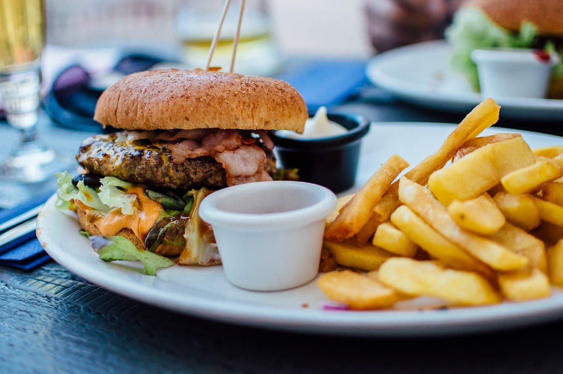 Gratis Papas Fritas Y Hamburguesa En Plato Foto de stock