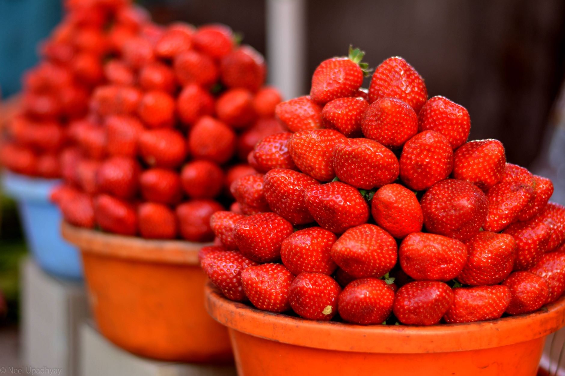 Bright and fresh organic strawberries stacked in Mahabaleshwar market, ready for sale.