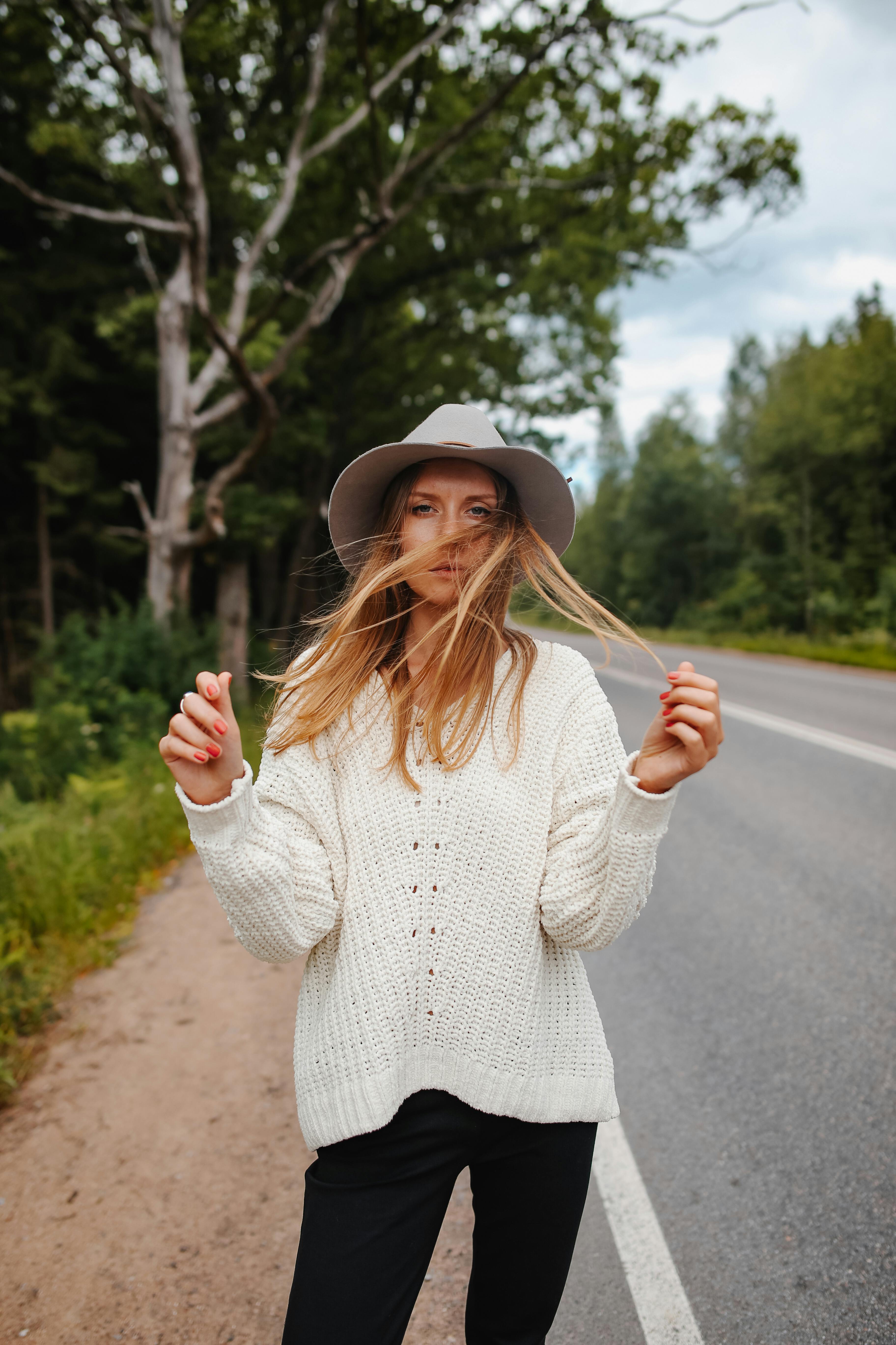 бесплатная Бесплатное стоковое фото с fashion, model, белый свитер Стоковое фото