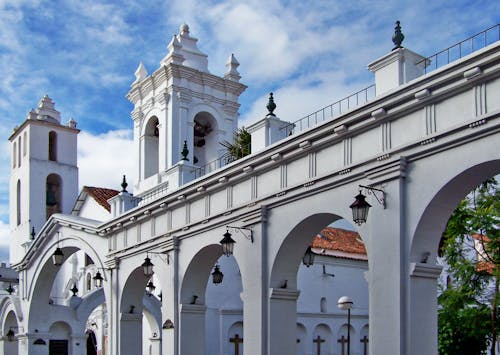 Foto profissional grátis de arcadas, arquitetura, céu