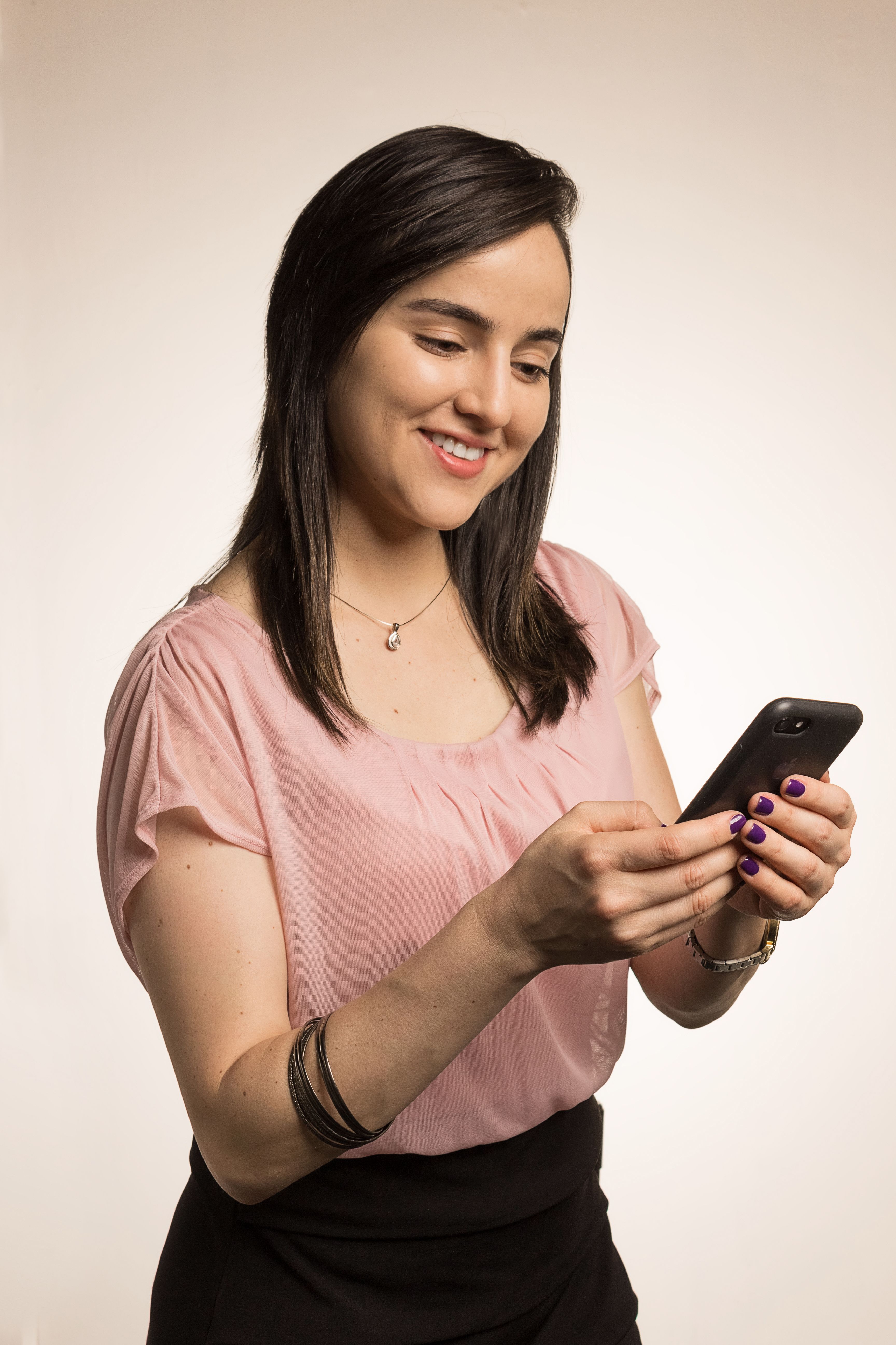 Mujer revisando su cuenta Capitexa en el celular en la Ciudad de México