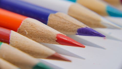Gratis arkivbilde med fargede blyanter, nærbilde skutt, spisset