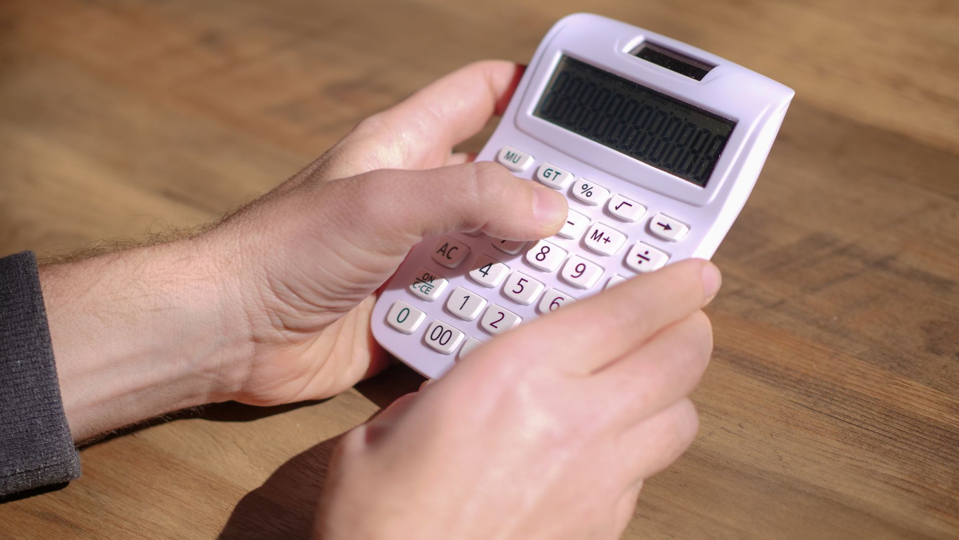 a German consumer calculating bonus wagering requirements beside a calculator and printed casino terms