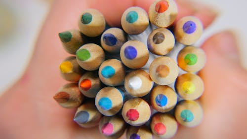 Gratis arkivbilde med fargede blyanter, fargerik, kunstmaterialer
