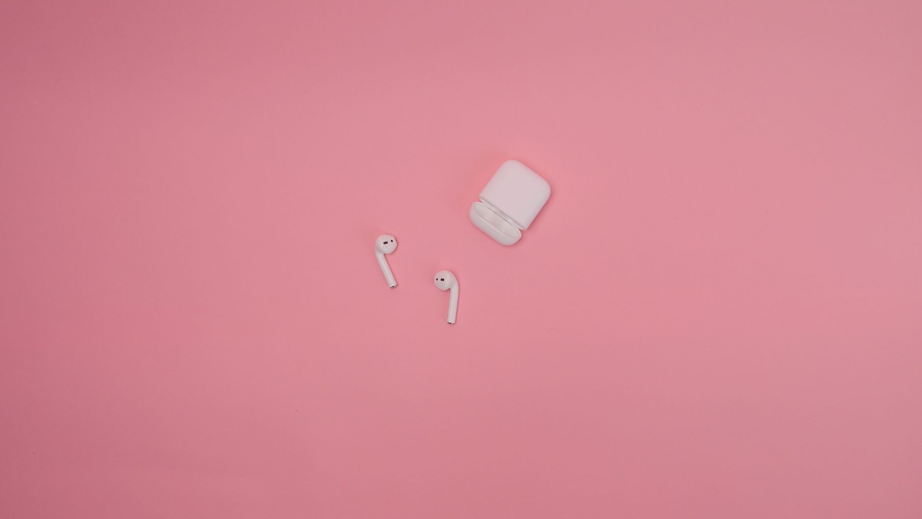 Wireless earbuds with charging case