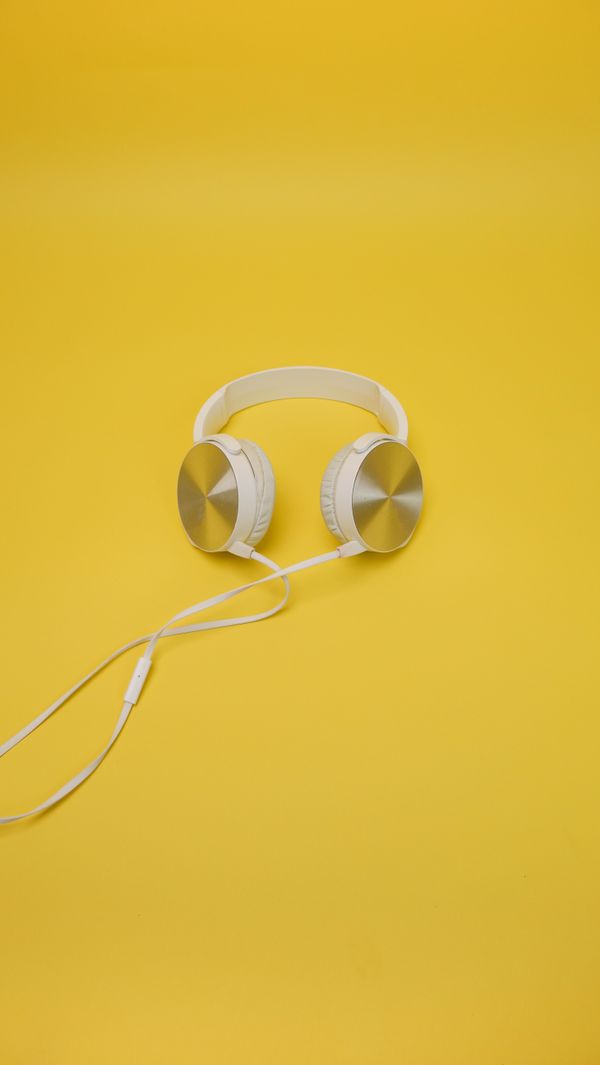 Publicité casque audio blanc sur fond jaune, format paysage