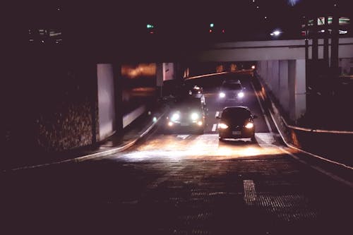 бесплатная Фотография автомобилей в туннеле в ночное время Стоковое фото