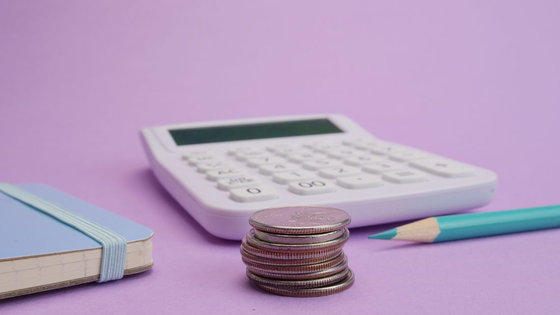 Calculatrice, pièces de monnaie et carnet de notes