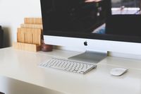 Desktop computer on a home desk — Startup Stock Photos on Pexels