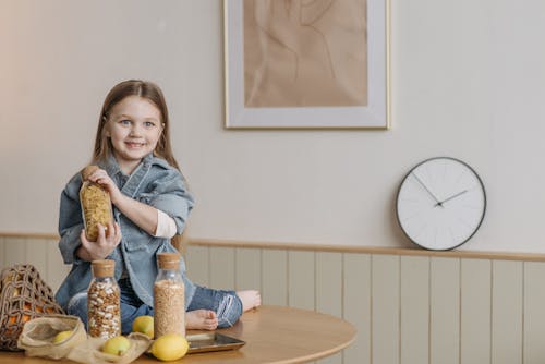 Kostenloses Stock Foto zu esstisch, festhalten, frische früchte