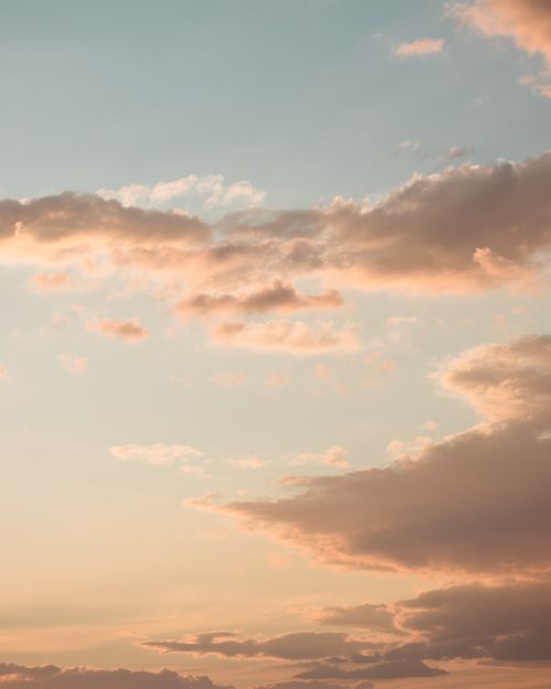 Free A tranquil sunset sky with soft clouds creating a calming atmosphere. Stock Photo