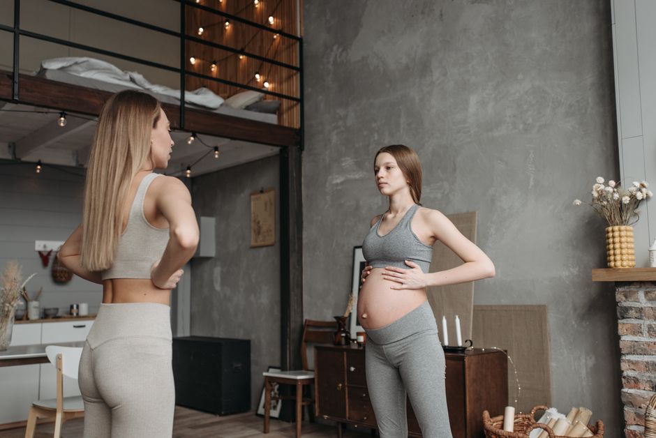 A pregnant woman wearing a belly support band. - what does lightning crotch feel like when pregnant A pregnant woman wearing a belly support band. - what does lightning crotch feel like when pregnant