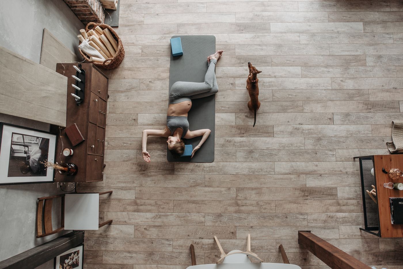 Future maman se reposant sur un tapis de yoga dans un intérieur chaleureux