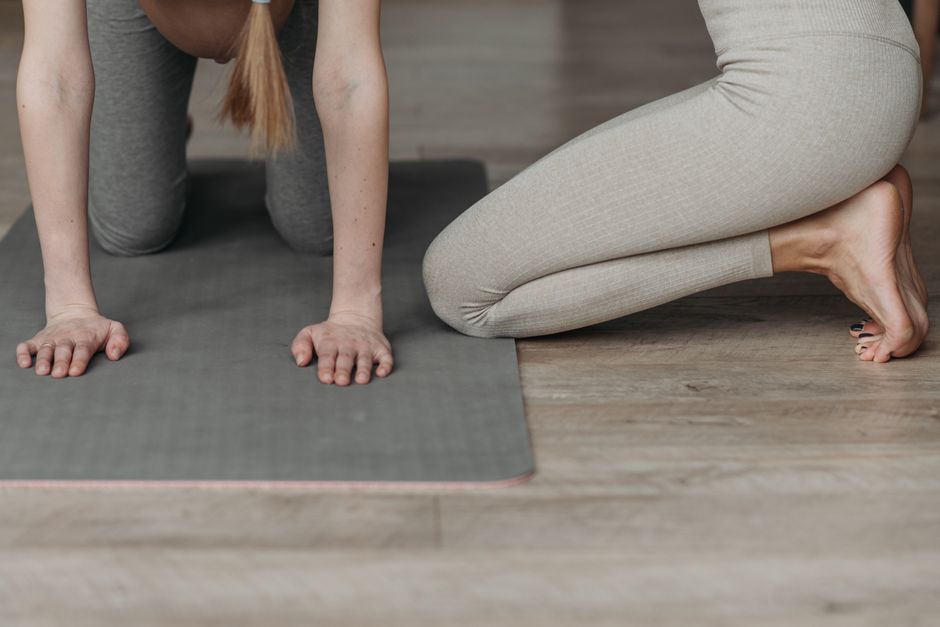 Stomach Pain During Pregnancy Got You Down? Here's How to Feel Better Fast pregnancy sleep positions - how to ease stomach pain while pregnant