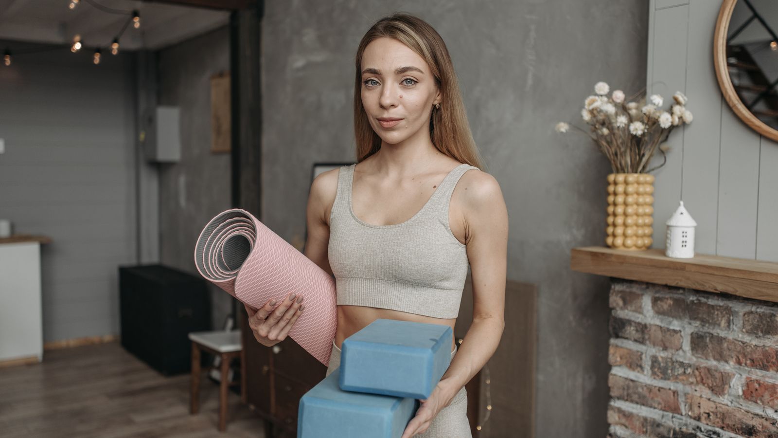 Prática de yoga com tapete e blocos.