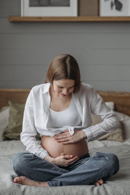 Δωρεάν στοκ φωτογραφιών με άγγιγμα, γυναίκα, εγκυμοσύνη Φωτογραφία από στοκ φωτογραφιών