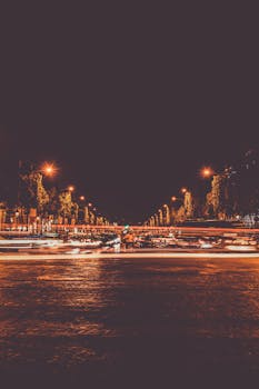 通过长时间曝光捕捉城市灯光和动态夜间活动的场景