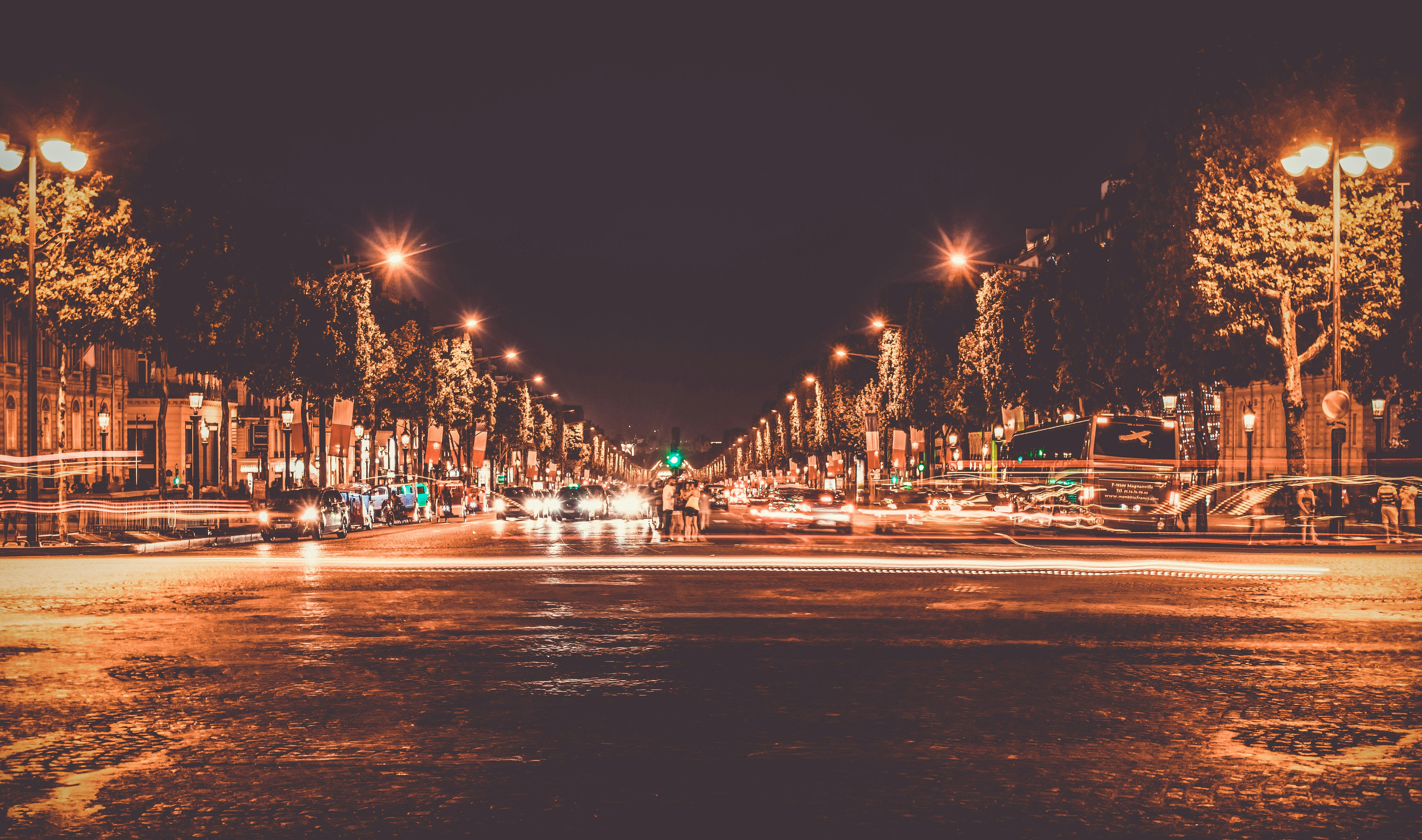 Beleuchtete Straße Mit Vorbeifahrenden Autos Während Der Nacht