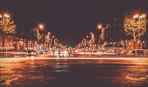 Rue éclairée Avec Des Voitures Qui Passent Pendant La Nuit