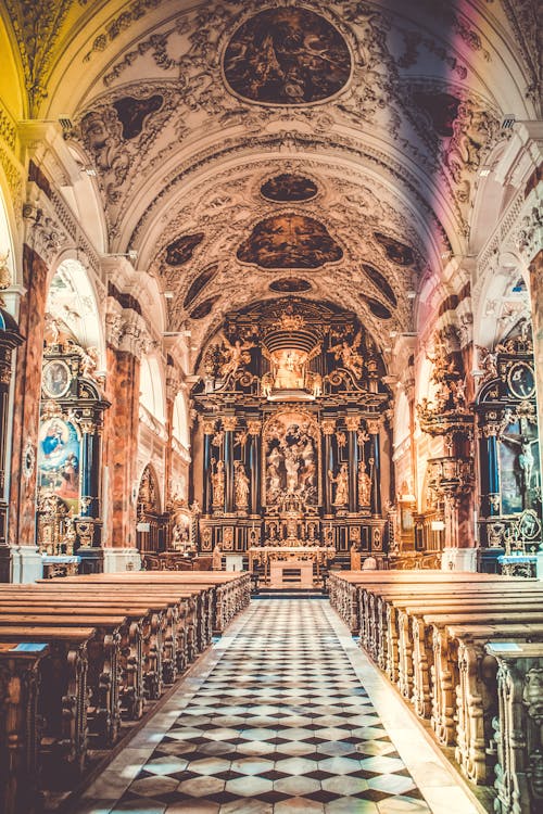 茶色と白の教会のインテリア 無料の写真素材