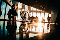 在纽约市一座现代化摩天大楼上，人们欣赏着日落景色的剪影