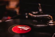 老式转盘特写播放黑胶唱片，捕捉模拟音乐媒体的怀旧感觉