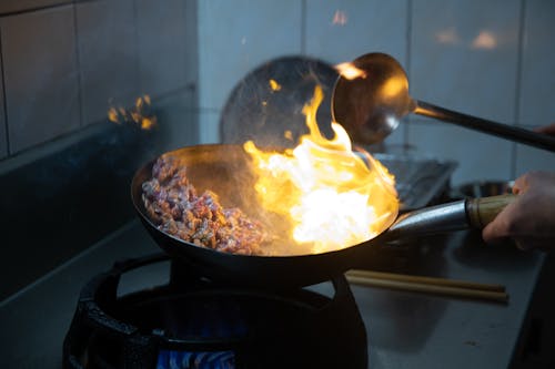 Fotobanka s bezplatnými fotkami na tému ázijská kuchyňa, horiaci wok, hovädzie mäso