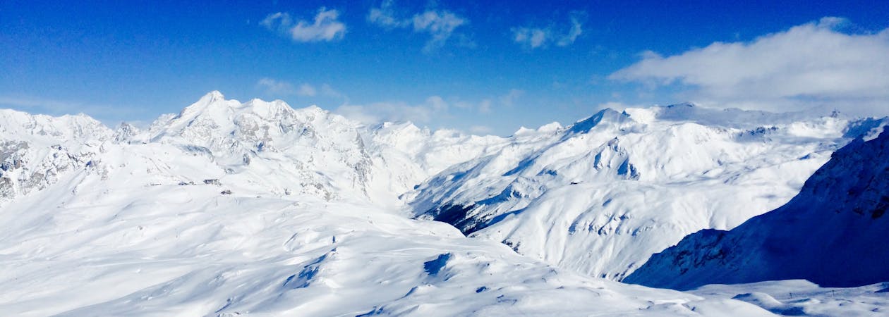 免费 白天白雪覆盖的山脉在蓝蓝的天空下 素材图片