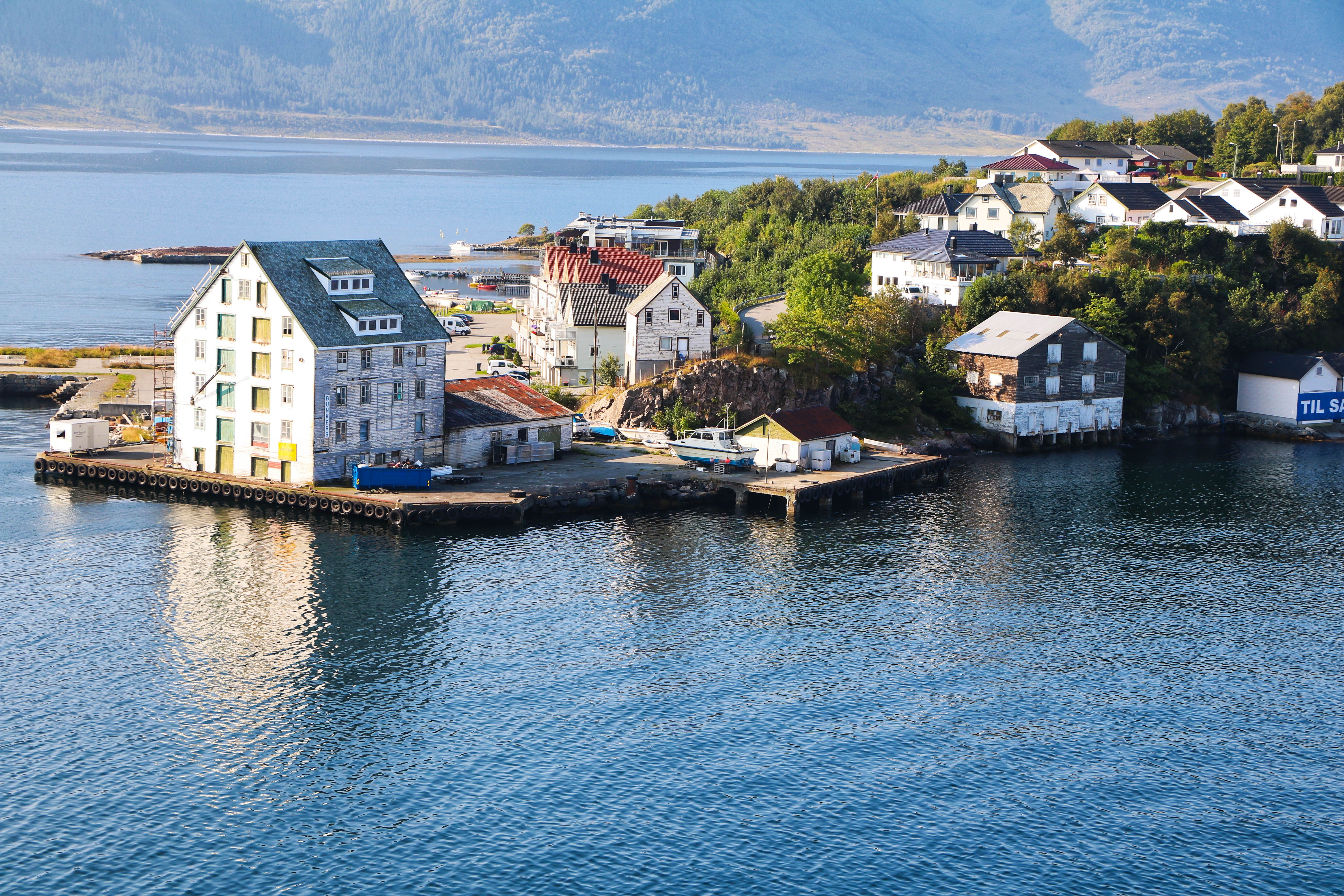 Charming Norwegian village by the water, showcasing houses and scenic nature.