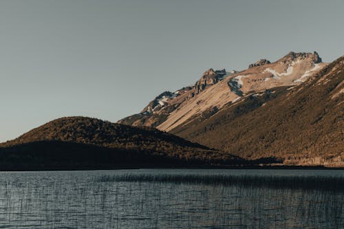 Kostnadsfri bild av bergen, flod, gräs