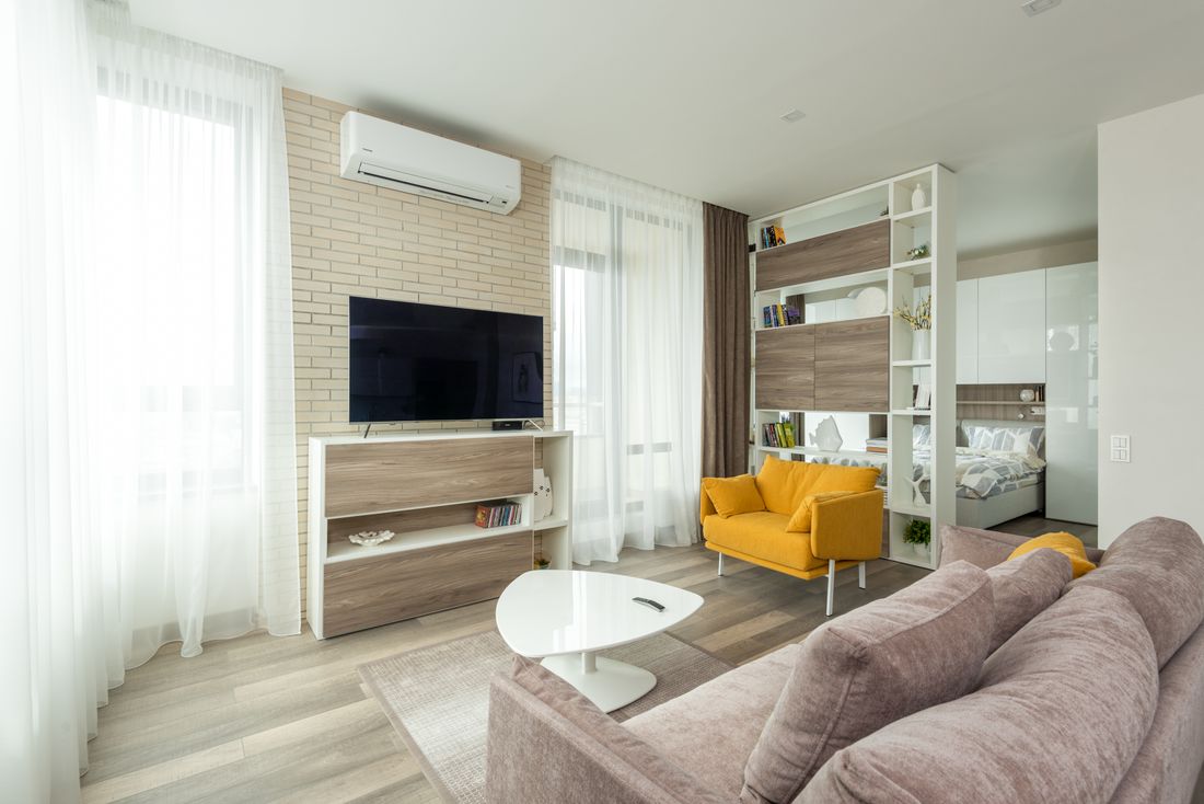 Estudio con salon y dormitorio integrados con acabados calidos