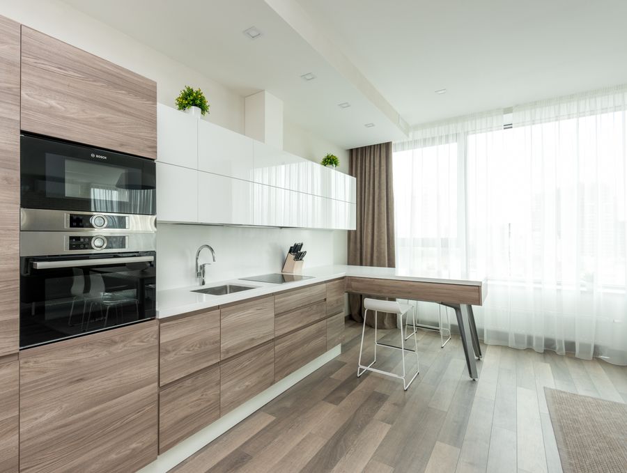 Cuisine équipée avec façades et meubles en bois clair