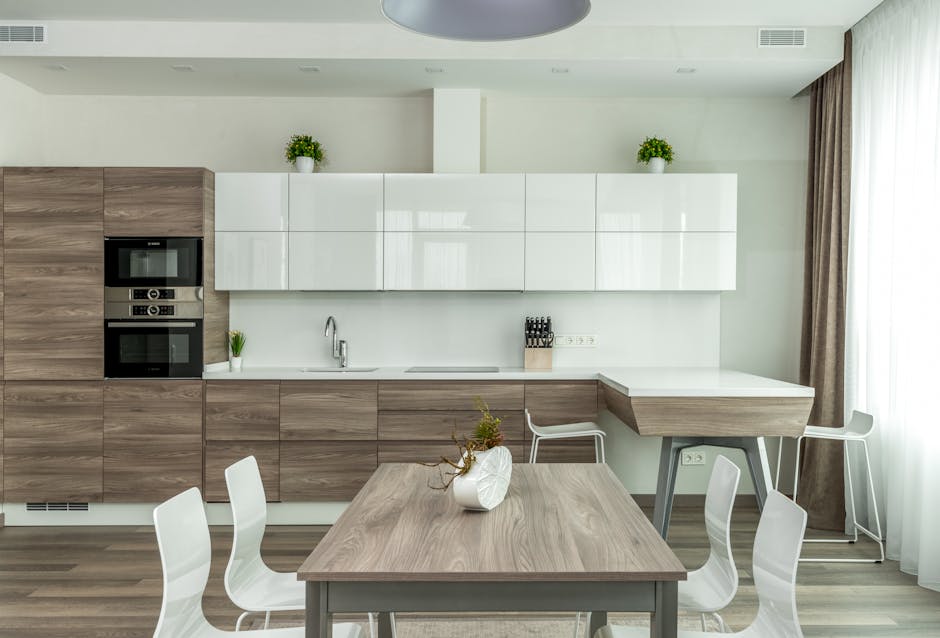 Helles Esszimmer im skandinavischen Stil mit Holztafel und vier Stühlen, Mittelfußgestell, natürlicher Eicheton