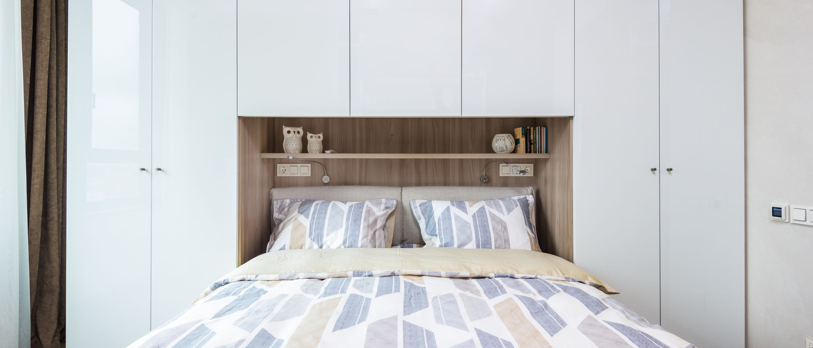 End of Tenancy Decorating in Oval — clean edges cut in around trim and sockets