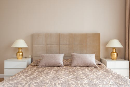 Kostenloses Stock Foto zu beige, bett, bettseite