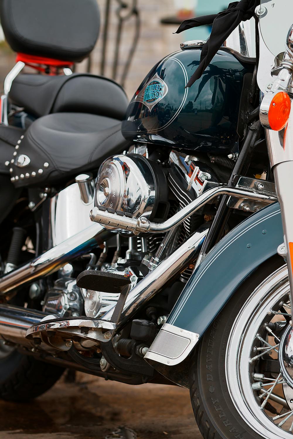 한국 생일상에 놓인 미역국과 다양한 음식들