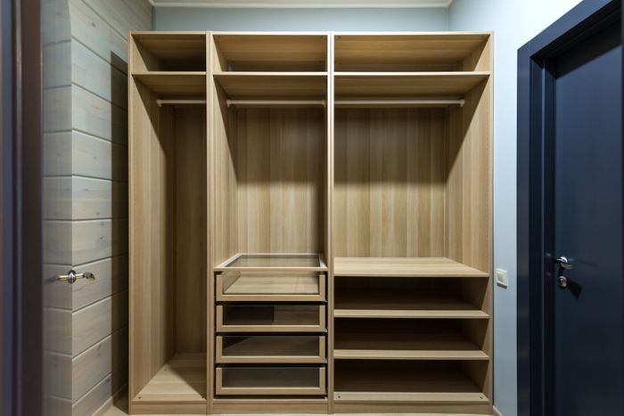 Dressing en bois avec étagères et tiroirs sur mesure