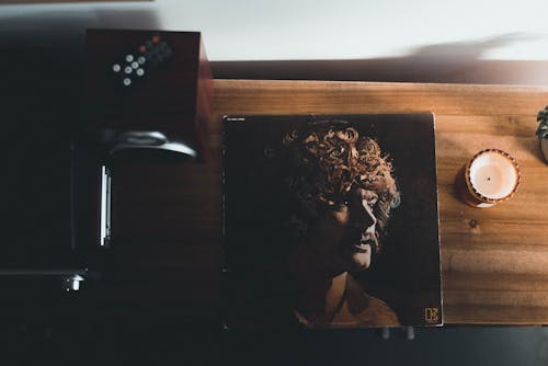 Bovenaanzicht Van Fotografie Van Vinyl Albumhoes Bij Witte Theelichtkaars Op Bruine Tafel