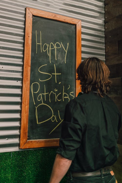 Kostenloses Stock Foto zu feier, glücklicher st. patricks tag, grüne lange ärmel