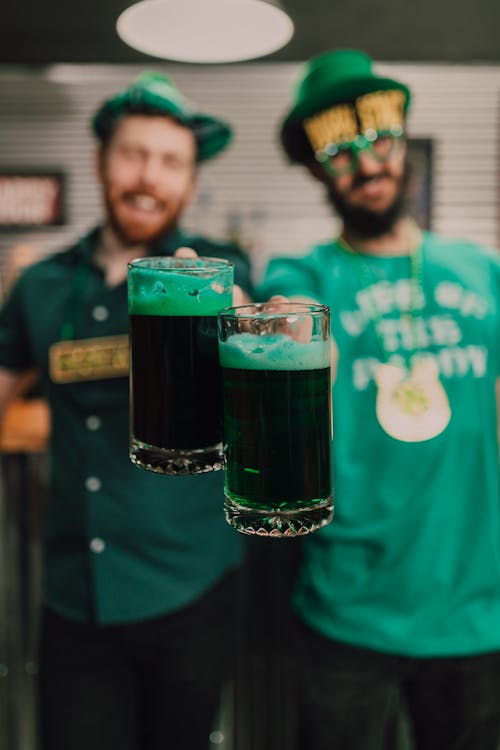 Foto profissional grátis de bar, bebendo, bonés