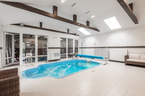 Free Big swimming pool in spacious house Stock Photo