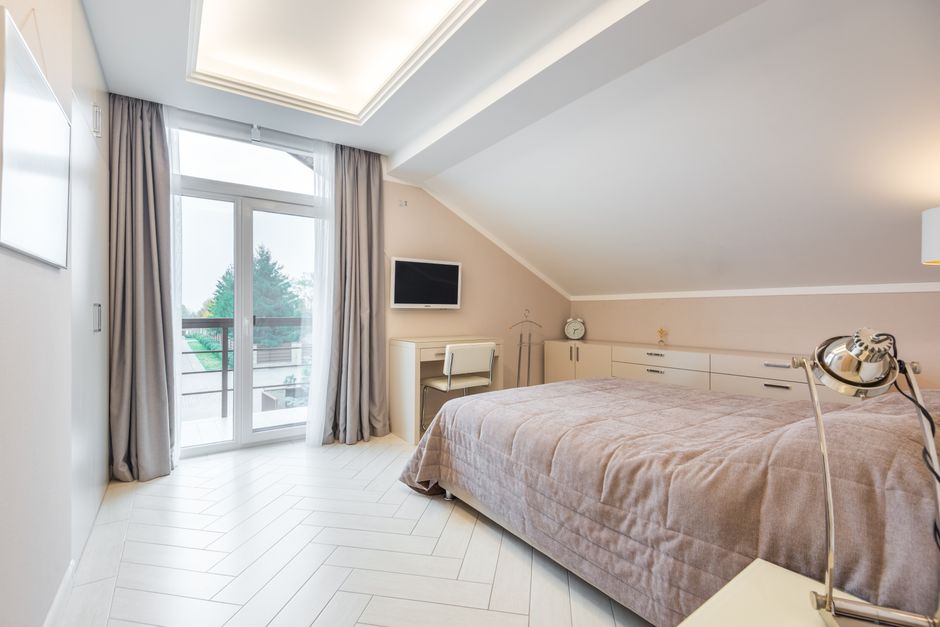 Chambre claire avec parquet bois et lumière naturelle
