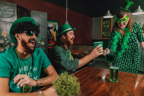 Kostenloses Stock Foto zu feiern, glücklicher st. patricks tag, grünes outfit