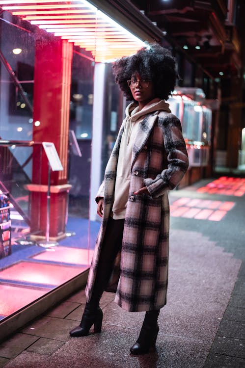 Gratis stockfoto met Afro-Amerikaanse vrouw, alleen, avond Stockfoto