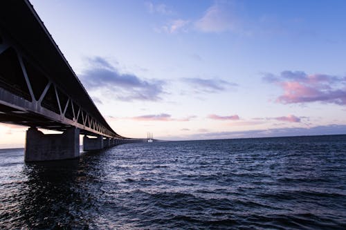 無料 水域に架かる橋の写真 写真素材