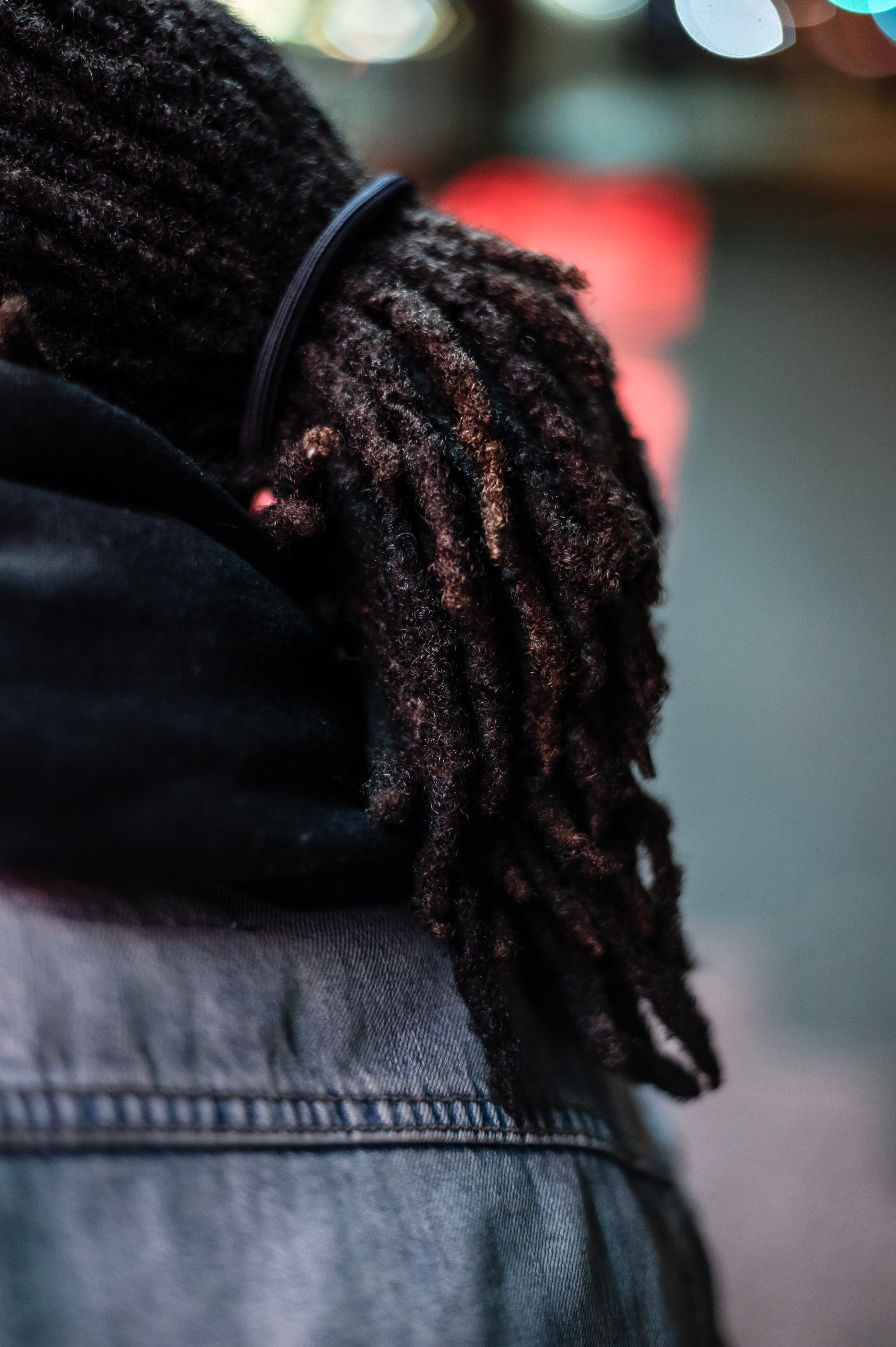 Homme utilisant des produits pour la barbe