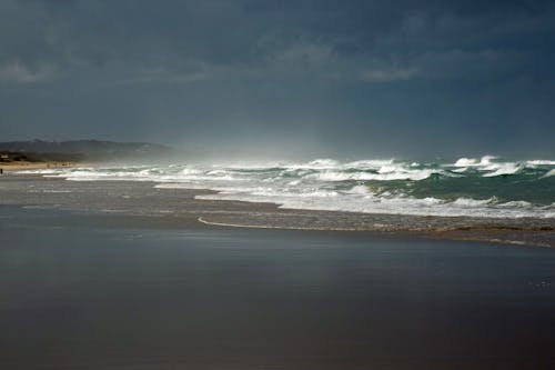 Free Sea Waves Crashing on Shore Stock Photo