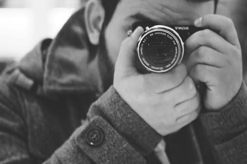 Homme Prenant Une Photo à L'aide D'un Appareil Photo Reflex Numérique Noir