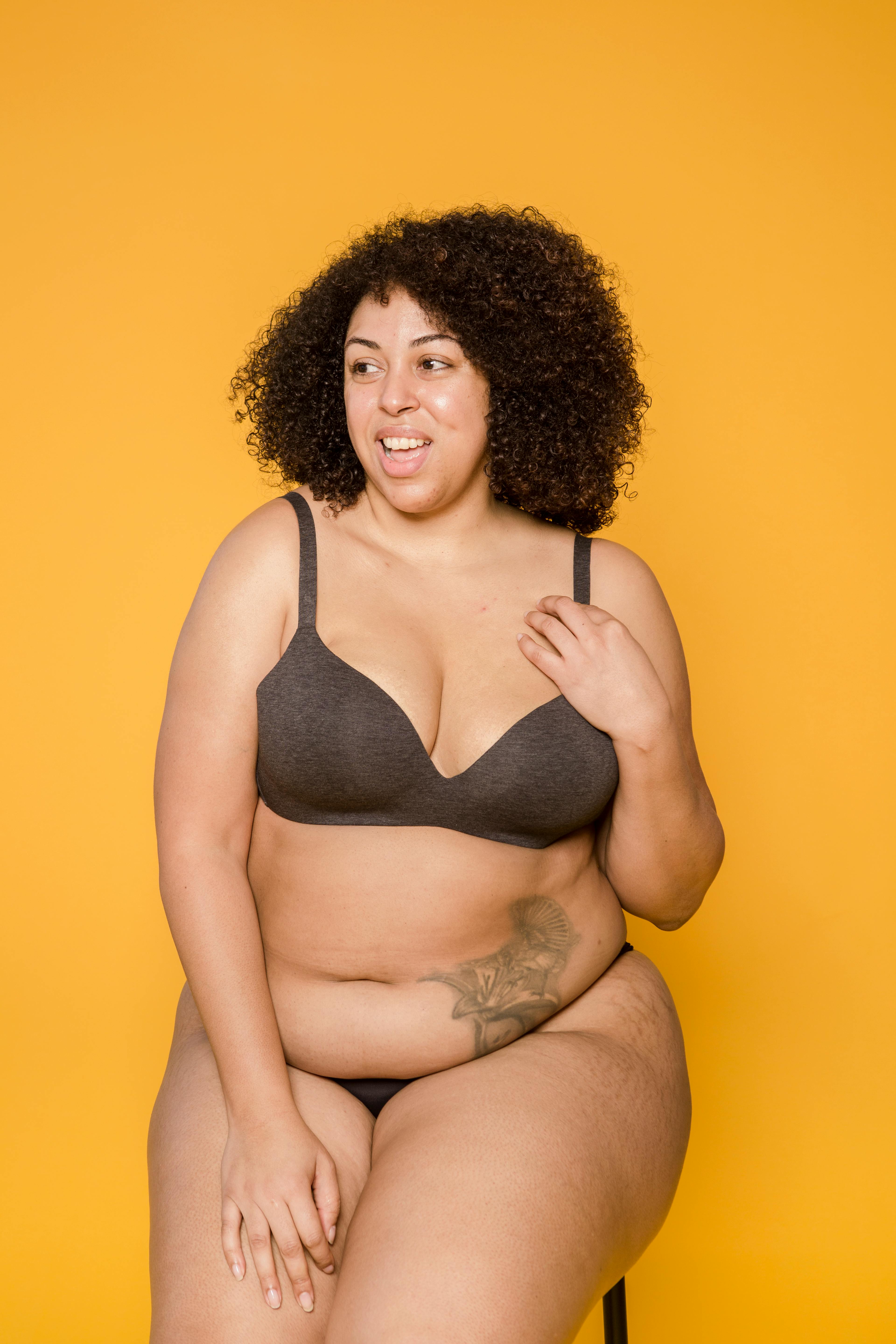 Foto de Happy beautiful chubby young black woman in underwear