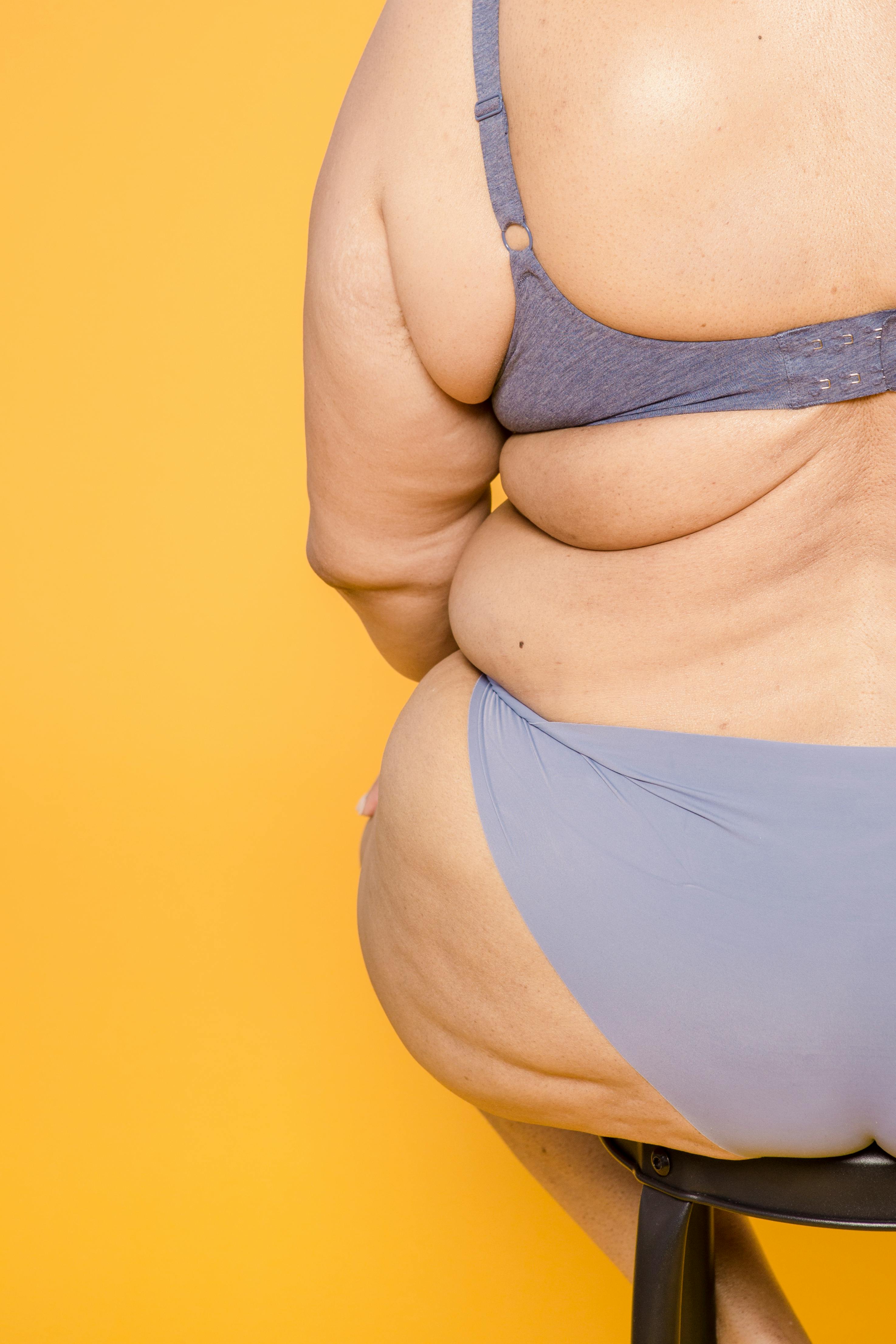 Free Photo  Vertical shot of unrecognizable woman has abdominal